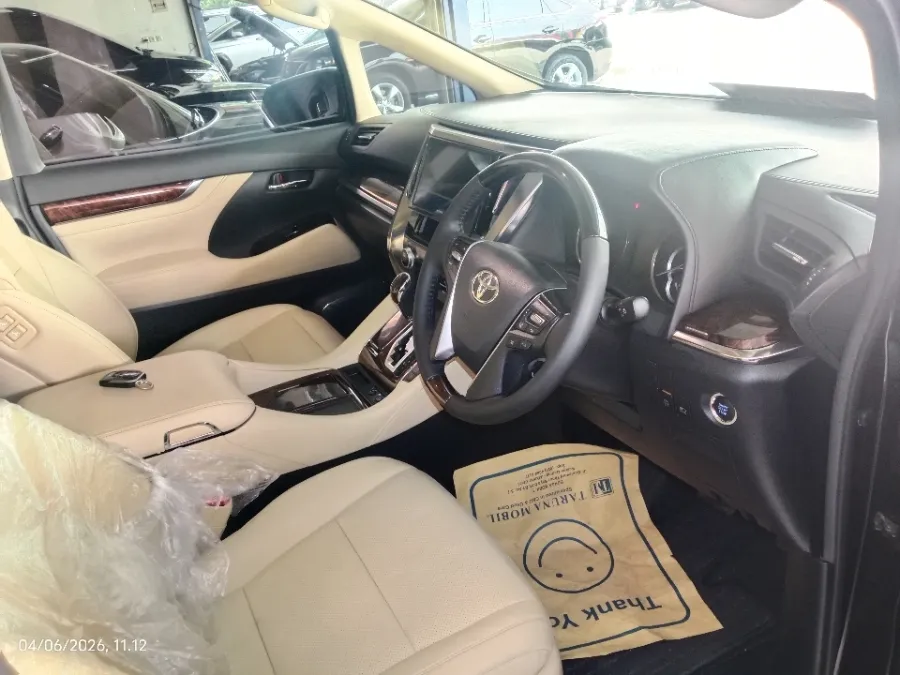 Foto Mobil Bekas Kabin Depan Toyota Alphard 2.5 G tahun 2021