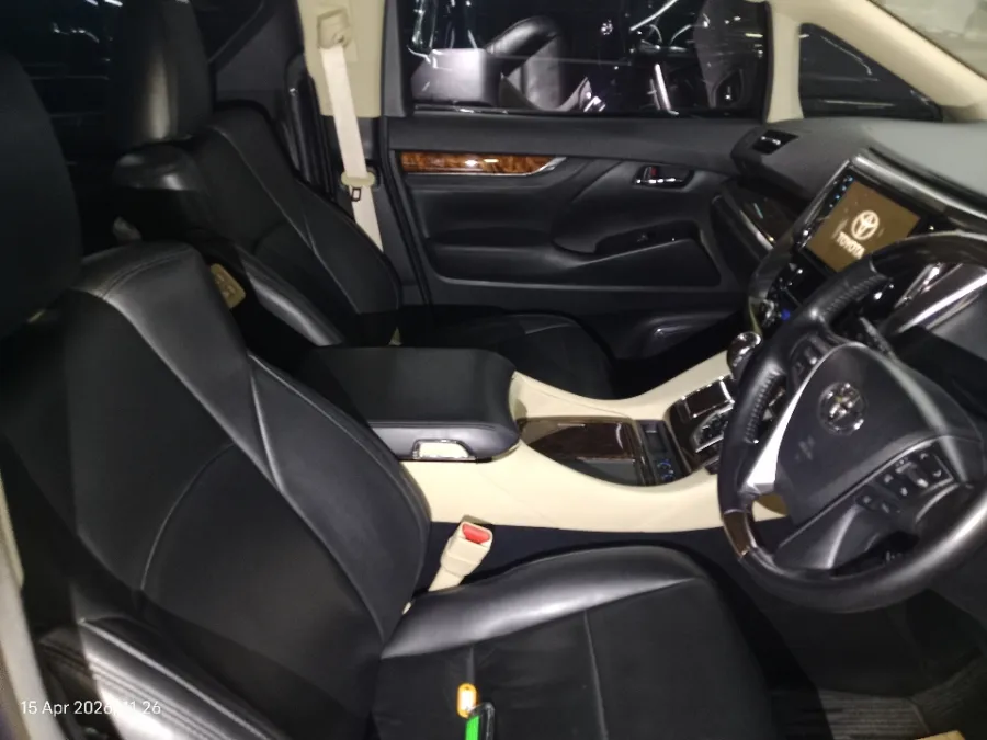 Foto Mobil Bekas Kabin Depan Toyota Alphard 2.5 G tahun 2021