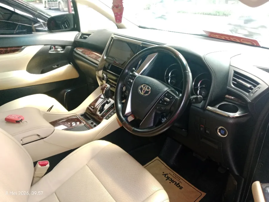 Foto Mobil Bekas Kabin Depan Toyota Alphard 2.5 G tahun 2021