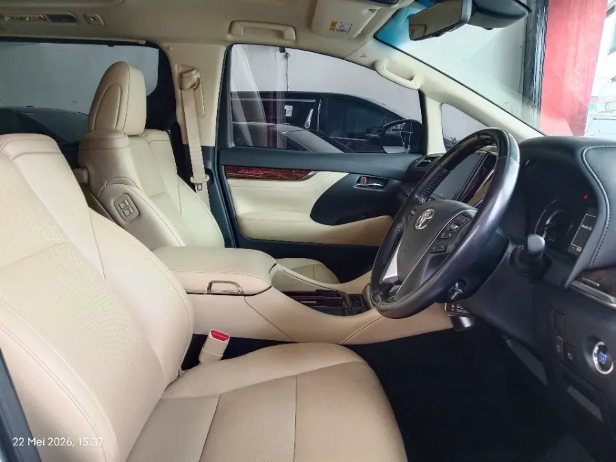 Foto Mobil Bekas Kabin Depan Toyota Alphard 2.5 G tahun 2021