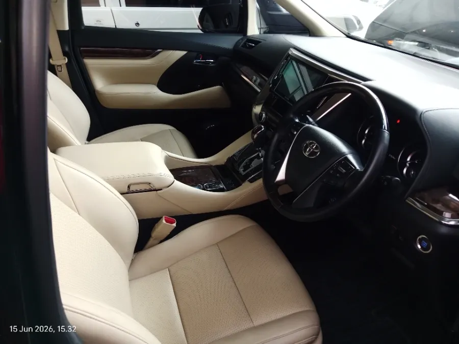 Foto Mobil Bekas Kabin Depan Toyota Alphard 2.5 G tahun 2021