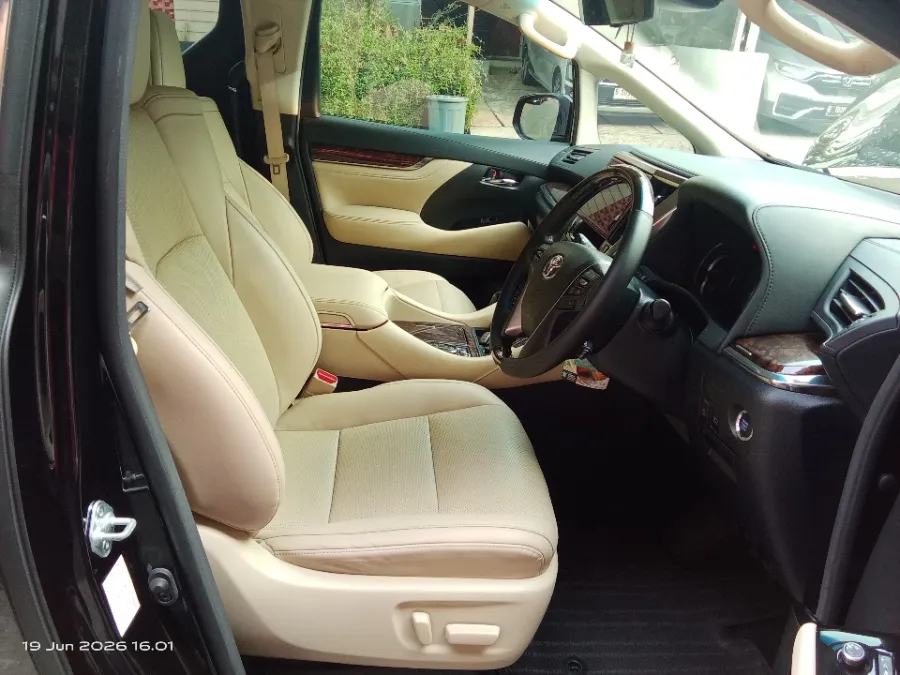 Foto Mobil Bekas Kabin Depan Toyota Alphard 2.5 G tahun 2021