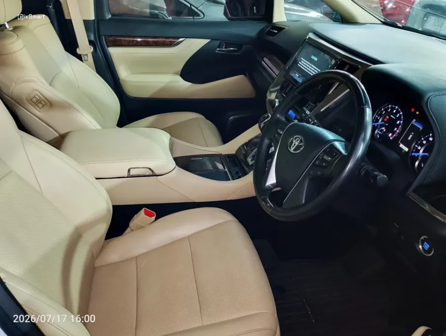 Foto Mobil Bekas Kabin Depan Toyota Alphard 2.5 G tahun 2021