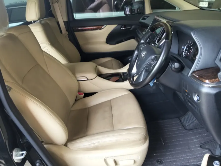 Foto Mobil Bekas Kabin Depan Toyota Alphard 2.5 G tahun 2021