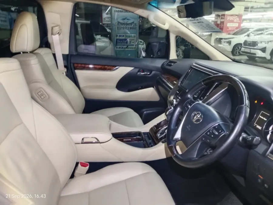 Foto Mobil Bekas Kabin Depan Toyota Alphard 2.5 G tahun 2021