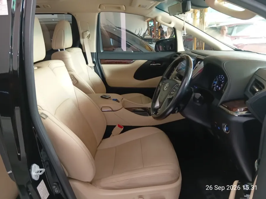 Foto Mobil Bekas Kabin Depan Toyota Alphard 2.5 G tahun 2021