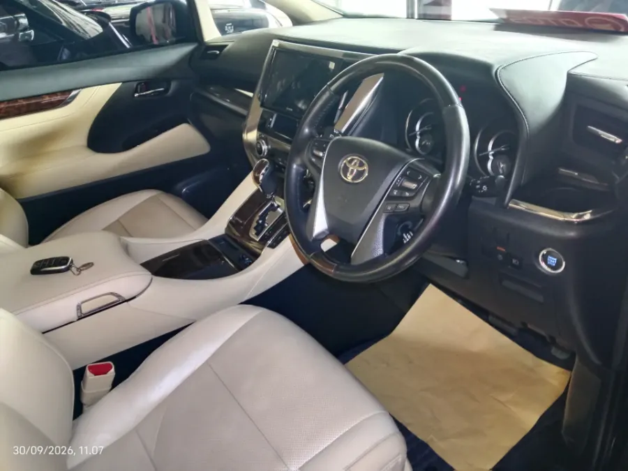 Foto Mobil Bekas Kabin Depan Toyota Alphard 2.5 G tahun 2021