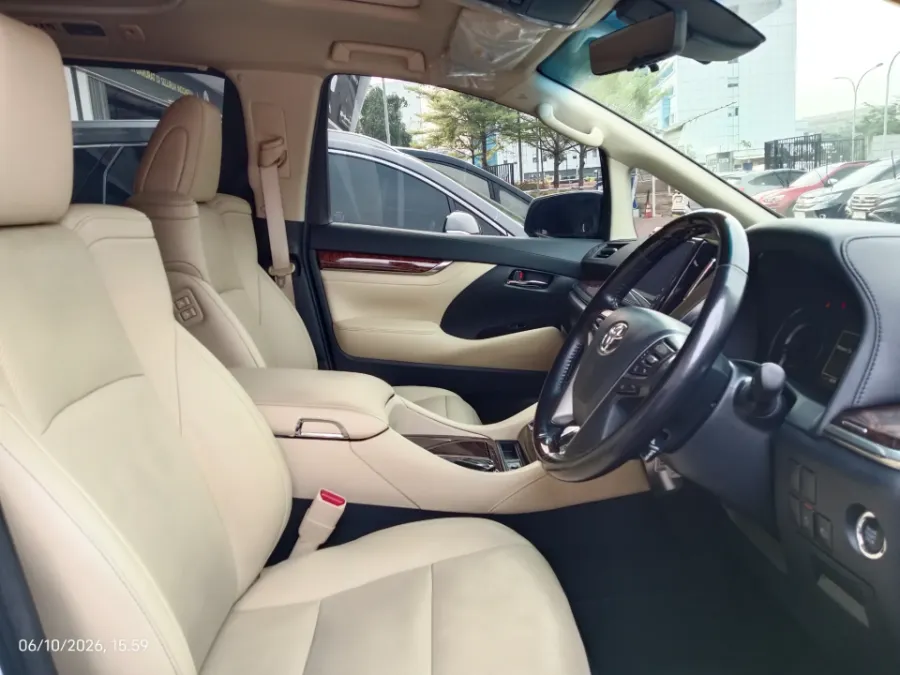 Foto Mobil Bekas Kabin Depan Toyota Alphard 2.5 G tahun 2021