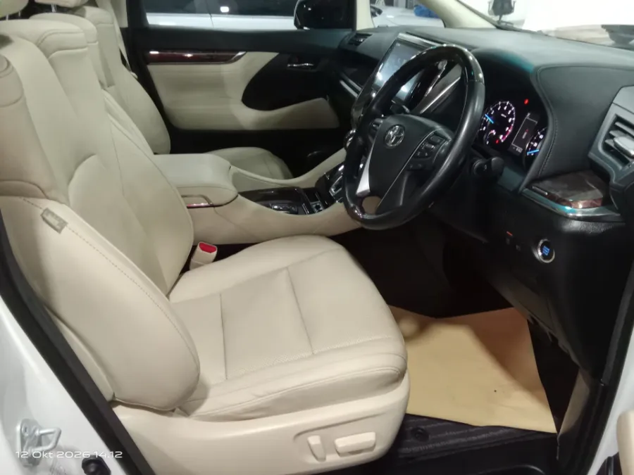 Foto Mobil Bekas Kabin Depan Toyota Alphard 2.5 G tahun 2021