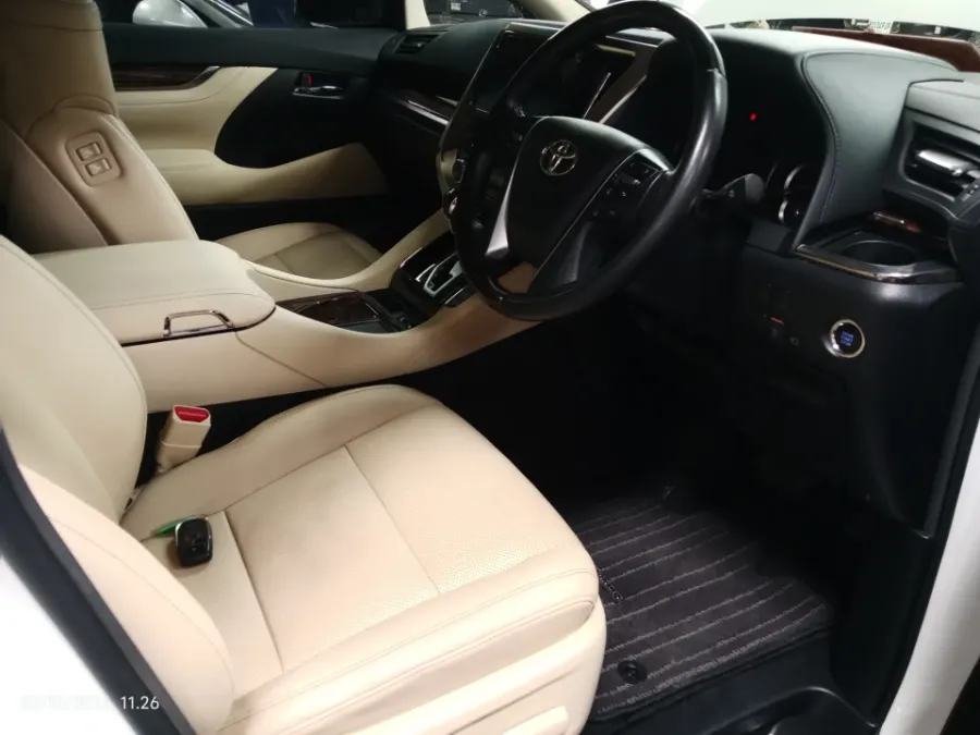 Foto Mobil Bekas Kabin Depan Toyota Alphard 2.5 G tahun 2021