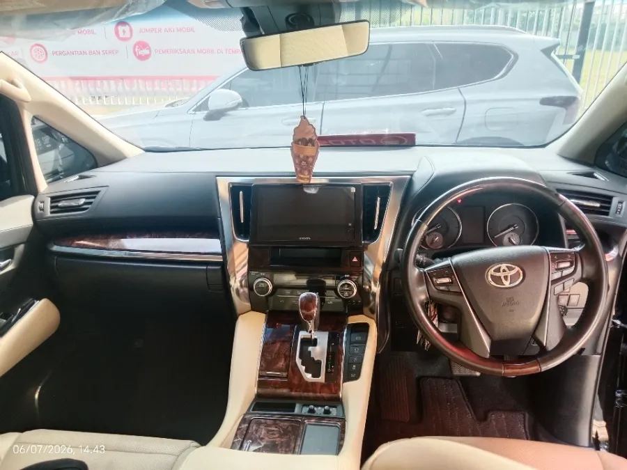 Foto Mobil Bekas Dashboard Toyota Alphard 2.5 G tahun 2022