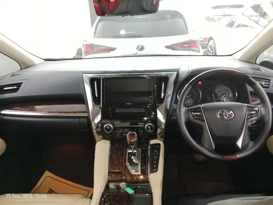 Foto Mobil Bekas Dashboard Toyota Alphard 2.5 G tahun 2022