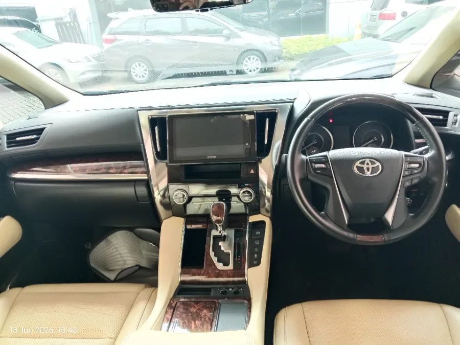 Foto Mobil Bekas Dashboard Toyota Alphard 2.5 G tahun 2022