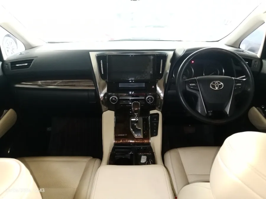 Foto Mobil Bekas Dashboard Toyota Alphard 2.5 G tahun 2022