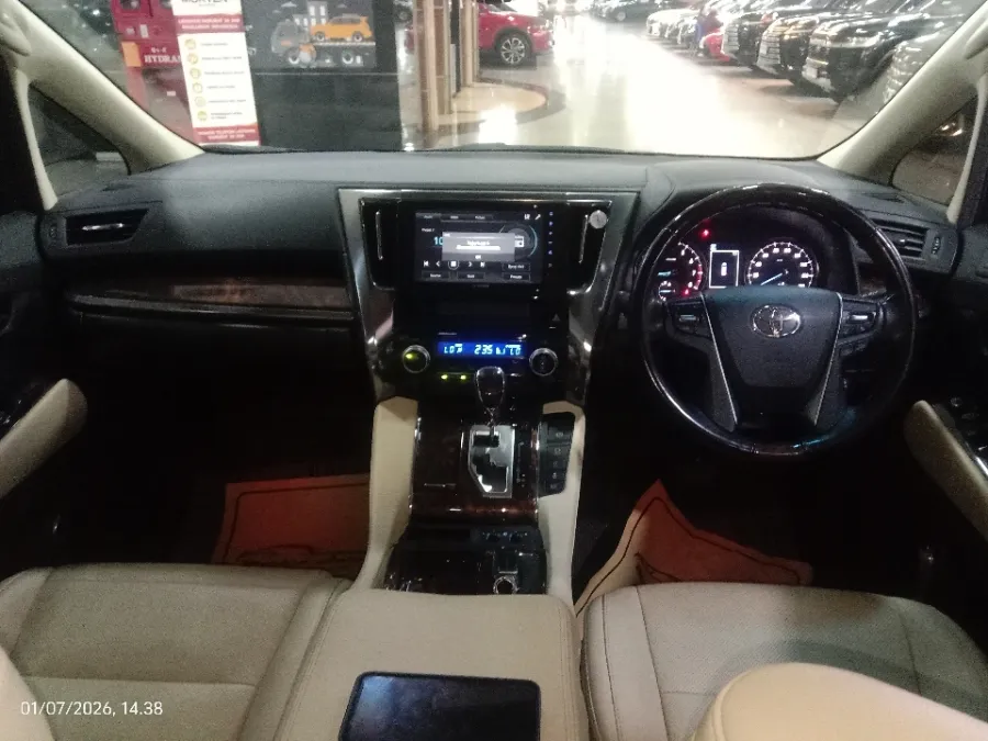 Foto Mobil Bekas Dashboard Toyota Alphard 2.5 G tahun 2022