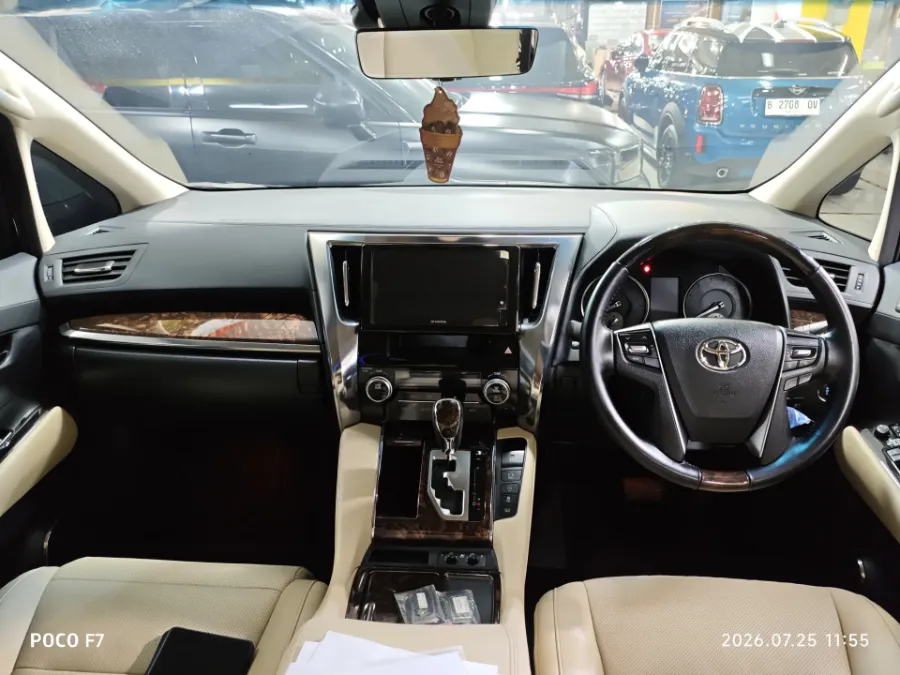 Foto Mobil Bekas Dashboard Toyota Alphard 2.5 G tahun 2022