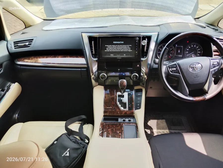 Foto Mobil Bekas Dashboard Toyota Alphard 2.5 G tahun 2022