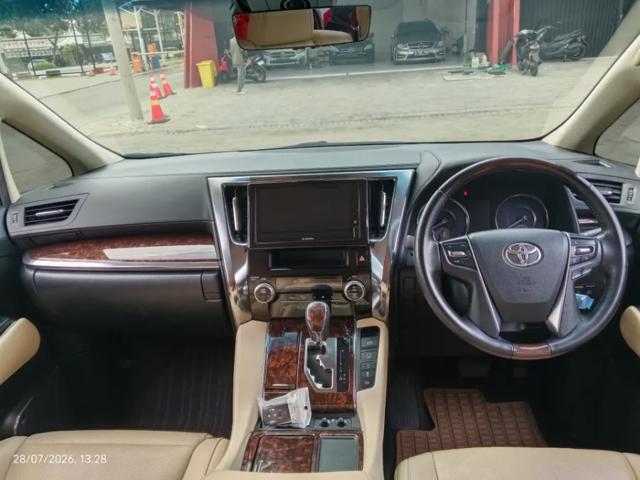 Foto Mobil Bekas Dashboard Toyota Alphard 2.5 G tahun 2022