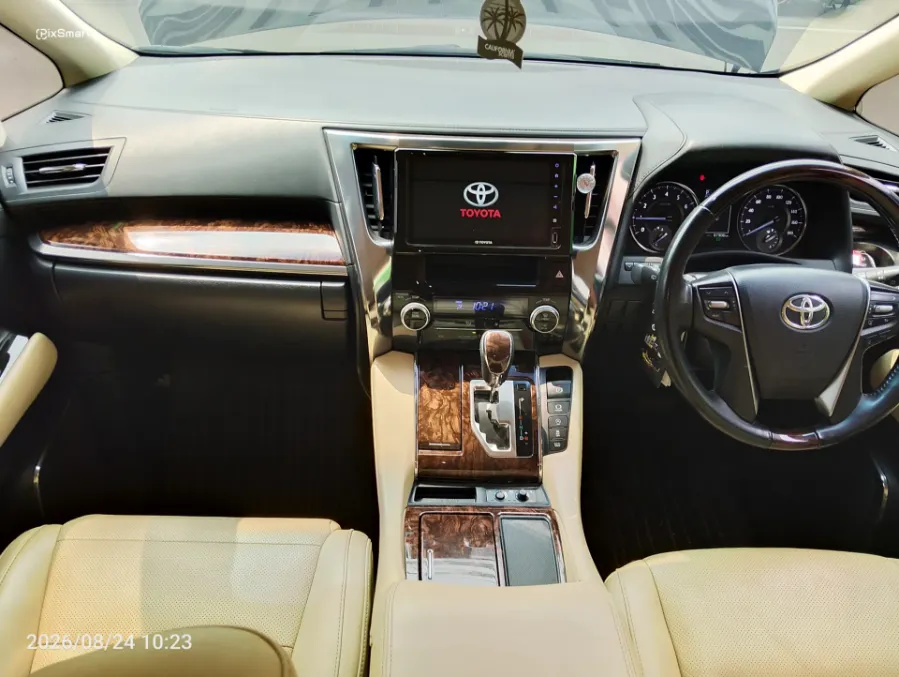Foto Mobil Bekas Dashboard Toyota Alphard 2.5 G tahun 2022