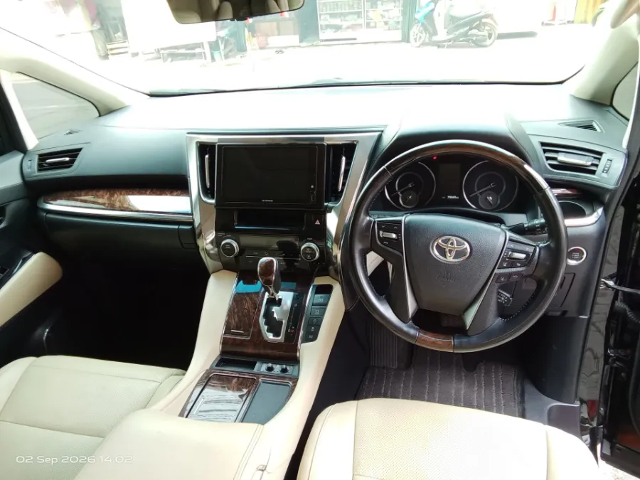 Foto Mobil Bekas Dashboard Toyota Alphard 2.5 G tahun 2022