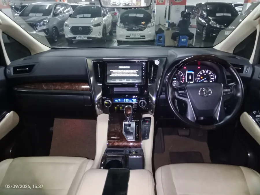 Foto Mobil Bekas Dashboard Toyota Alphard 2.5 G tahun 2022