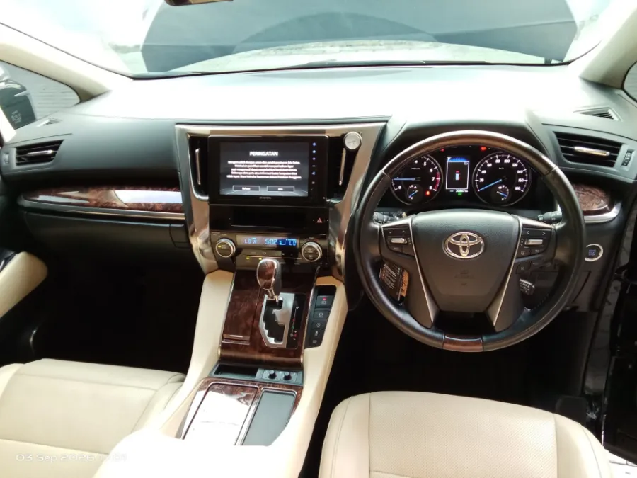 Foto Mobil Bekas Dashboard Toyota Alphard 2.5 G tahun 2022