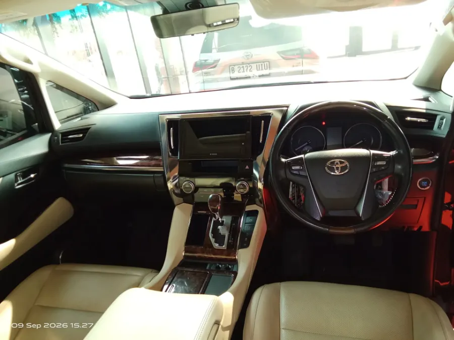 Foto Mobil Bekas Dashboard Toyota Alphard 2.5 G tahun 2022