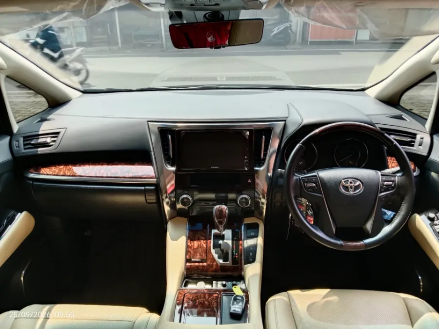 Foto Mobil Bekas Dashboard Toyota Alphard 2.5 G tahun 2022