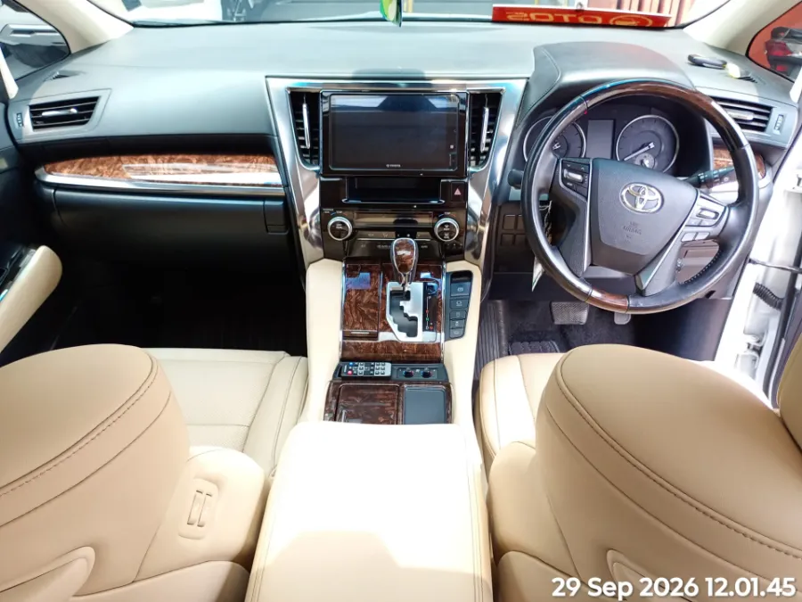 Foto Mobil Bekas Dashboard Toyota Alphard 2.5 G tahun 2022