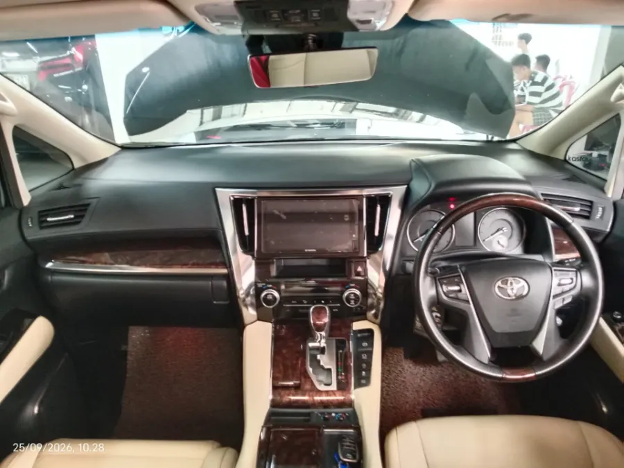 Foto Mobil Bekas Dashboard Toyota Alphard 2.5 G tahun 2022