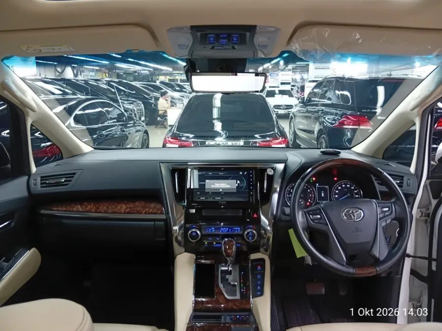 Foto Mobil Bekas Dashboard Toyota Alphard 2.5 G tahun 2022