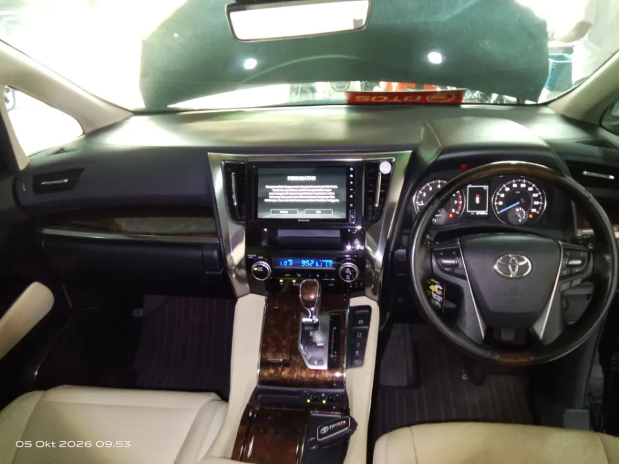 Foto Mobil Bekas Dashboard Toyota Alphard 2.5 G tahun 2022