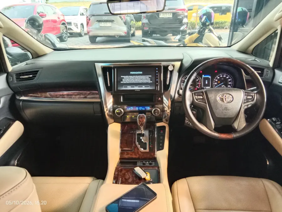 Foto Mobil Bekas Dashboard Toyota Alphard 2.5 G tahun 2022