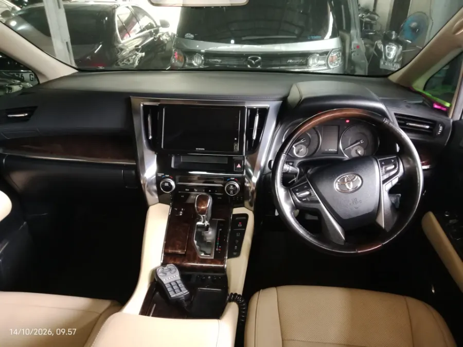 Foto Mobil Bekas Dashboard Toyota Alphard 2.5 G tahun 2022