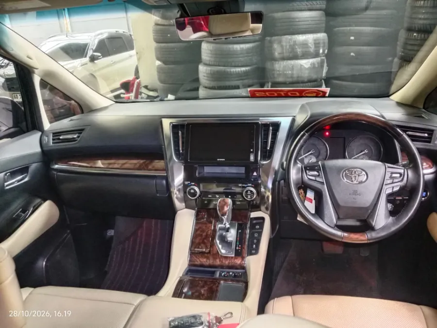 Foto Mobil Bekas Dashboard Toyota Alphard 2.5 G tahun 2022