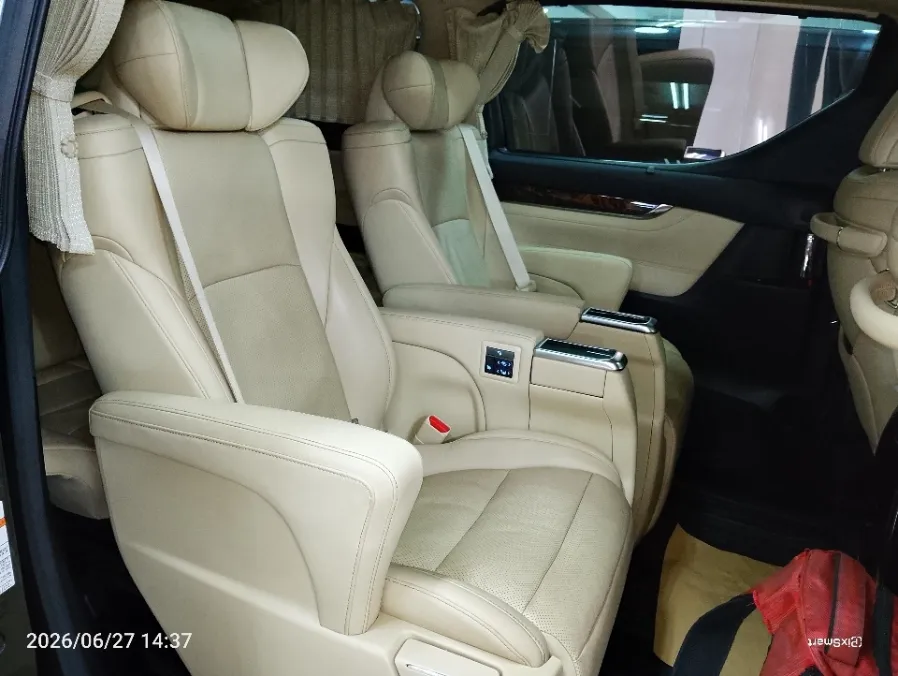 Foto Mobil Bekas Kabin Belakang Toyota Alphard 2.5 G tahun 2022