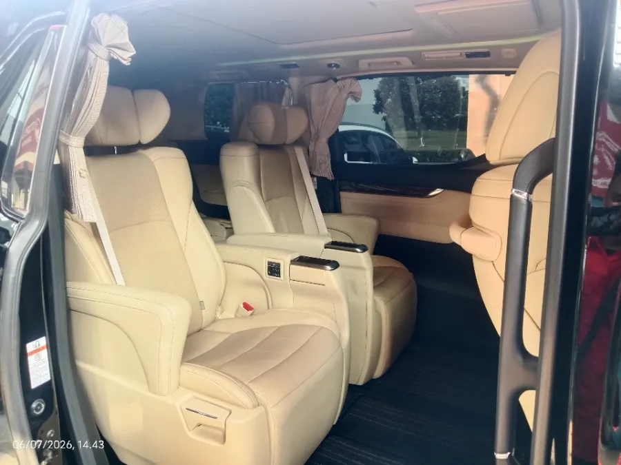 Foto Mobil Bekas Kabin Belakang Toyota Alphard 2.5 G tahun 2022