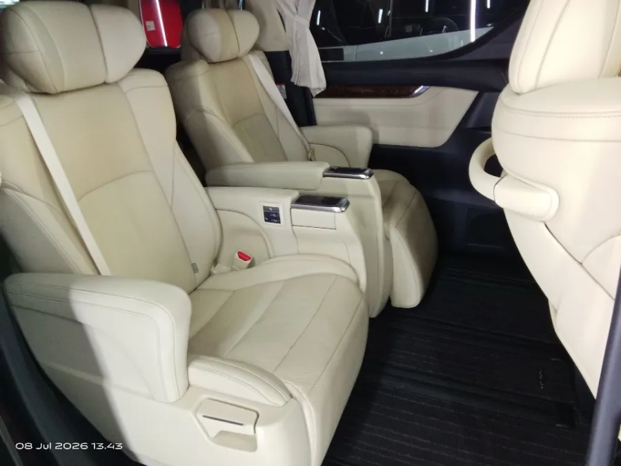 Foto Mobil Bekas Kabin Belakang Toyota Alphard 2.5 G tahun 2022