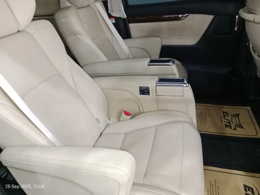 Foto Mobil Bekas Kabin Belakang Toyota Alphard 2.5 G tahun 2022