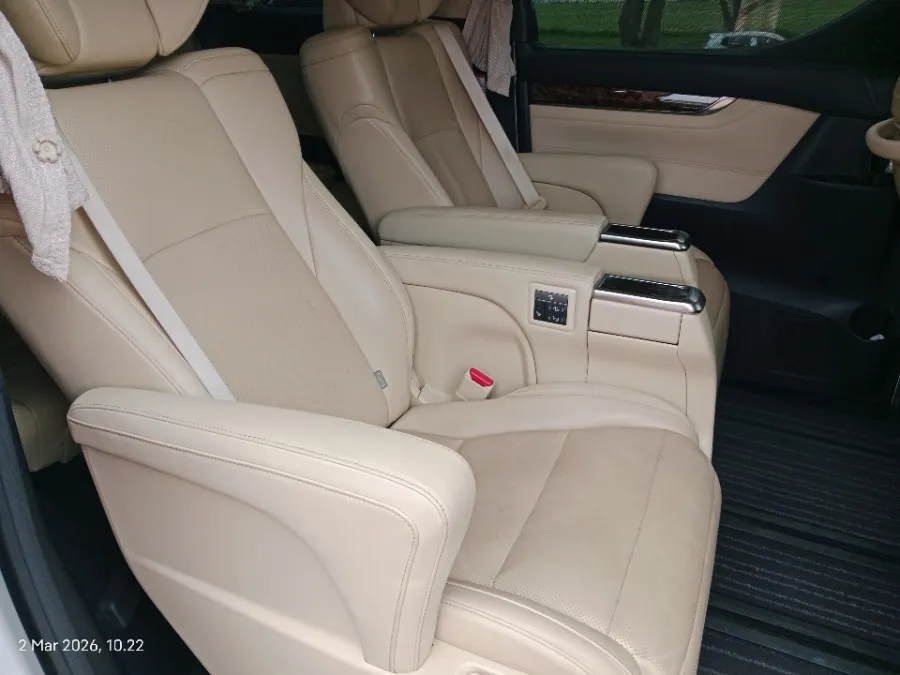 Foto Mobil Bekas Kabin Belakang Toyota Alphard 2.5 G tahun 2022