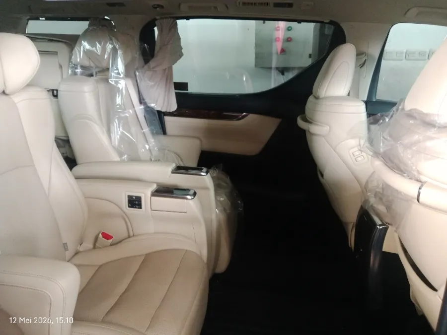 Foto Mobil Bekas Kabin Belakang Toyota Alphard 2.5 G tahun 2022