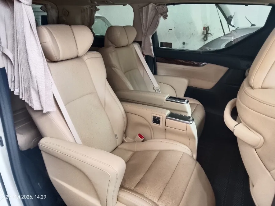 Foto Mobil Bekas Kabin Belakang Toyota Alphard 2.5 G tahun 2022