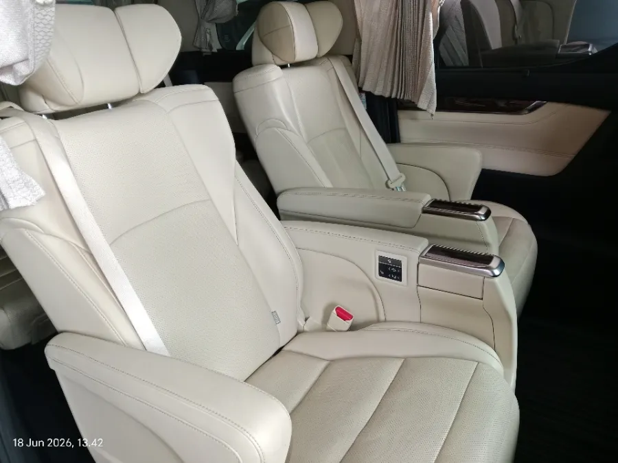 Foto Mobil Bekas Kabin Belakang Toyota Alphard 2.5 G tahun 2022