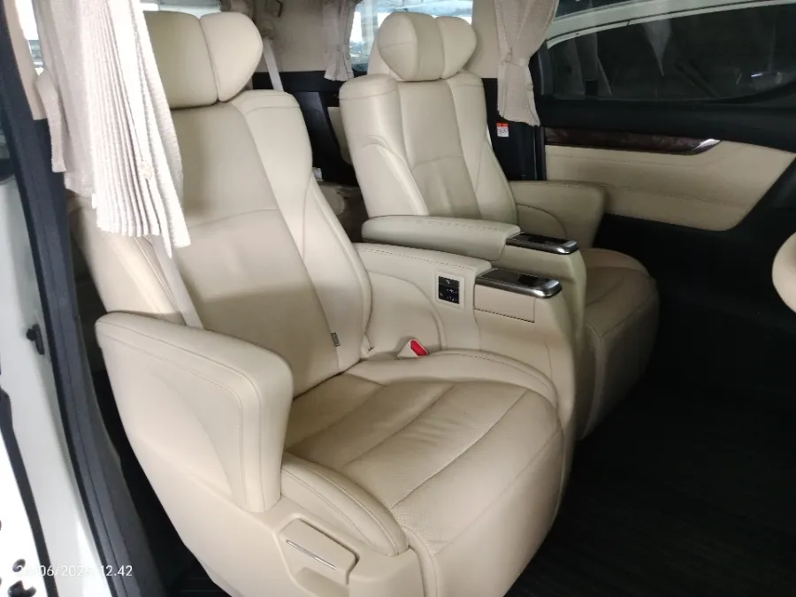 Foto Mobil Bekas Kabin Belakang Toyota Alphard 2.5 G tahun 2022
