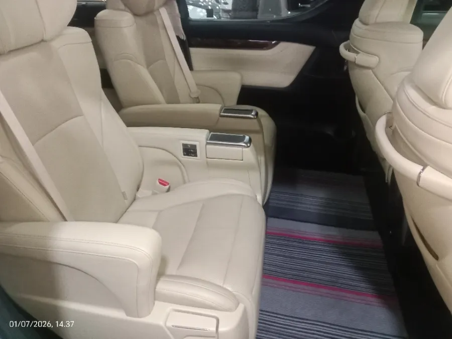Foto Mobil Bekas Kabin Belakang Toyota Alphard 2.5 G tahun 2022