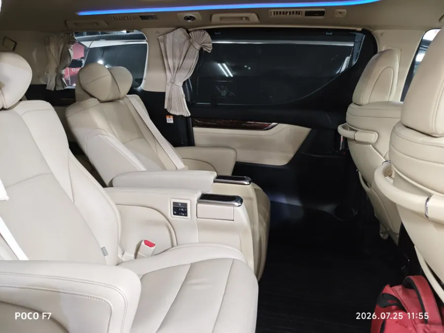 Foto Mobil Bekas Kabin Belakang Toyota Alphard 2.5 G tahun 2022
