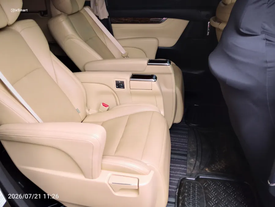 Foto Mobil Bekas Kabin Belakang Toyota Alphard 2.5 G tahun 2022