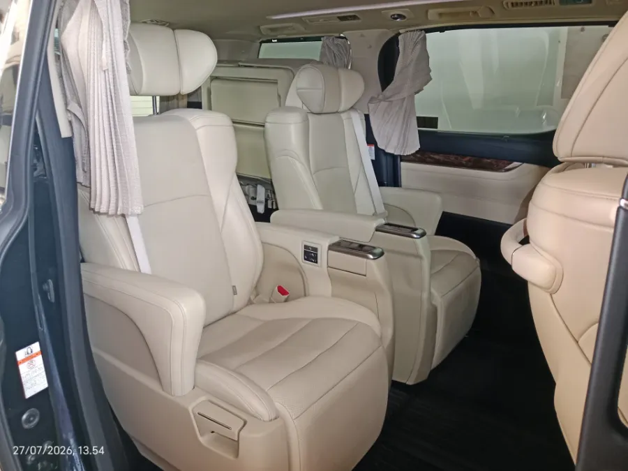 Foto Mobil Bekas Kabin Belakang Toyota Alphard 2.5 G tahun 2022