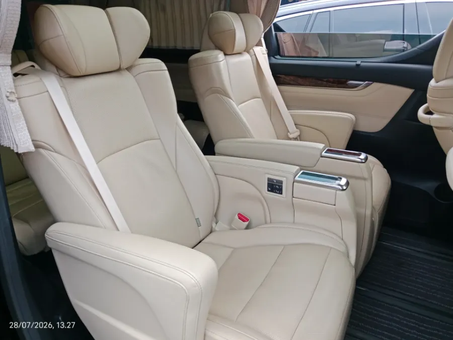 Foto Mobil Bekas Kabin Belakang Toyota Alphard 2.5 G tahun 2022
