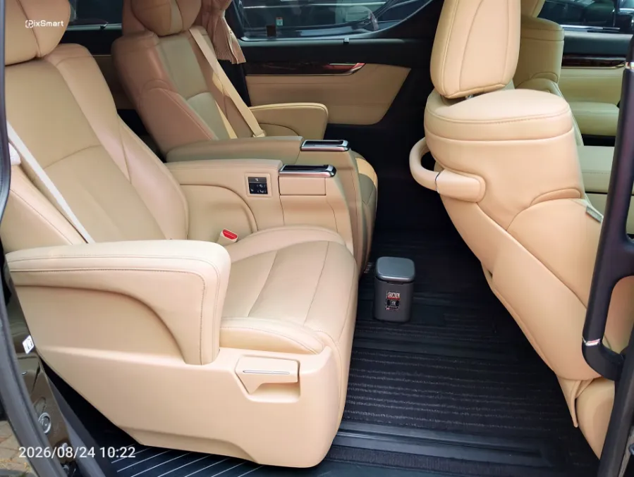 Foto Mobil Bekas Kabin Belakang Toyota Alphard 2.5 G tahun 2022